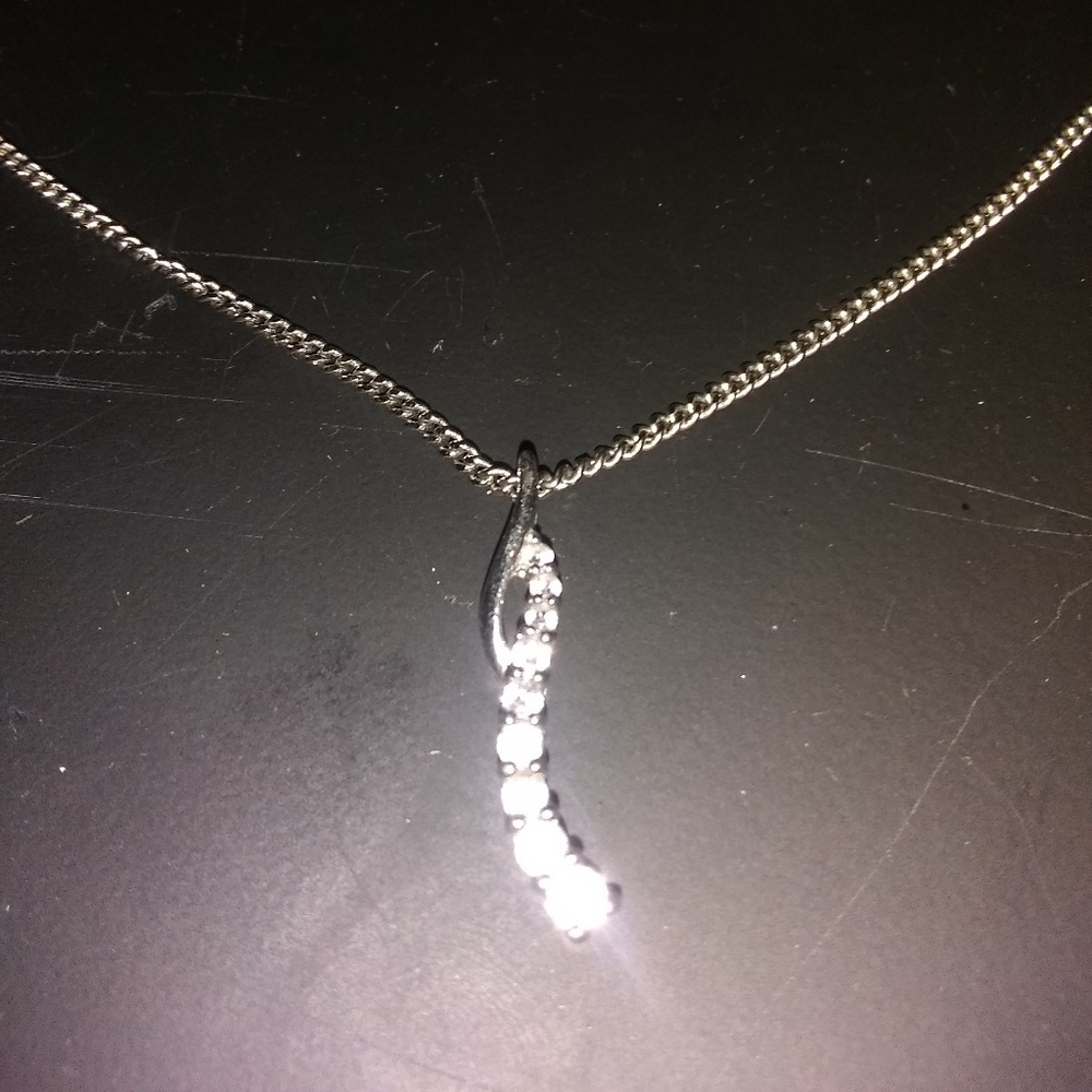 Zales aerobesque diamond pendant with chain